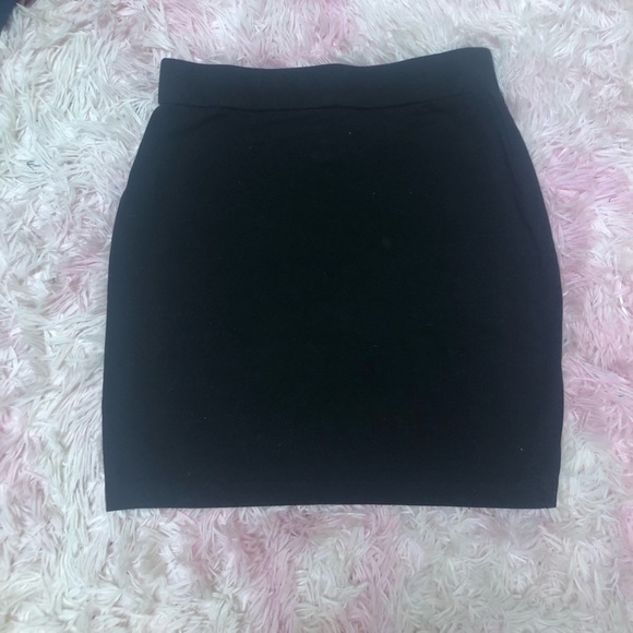Black skirt - Picture 1 of 3
